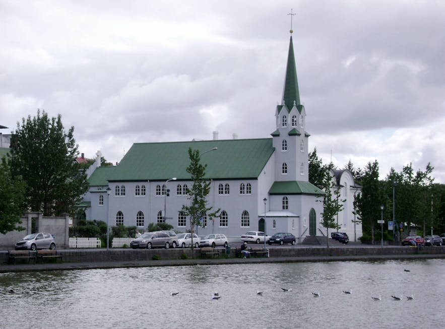 冰岛首都雷克雅未克的托宁湖旁的自由教堂