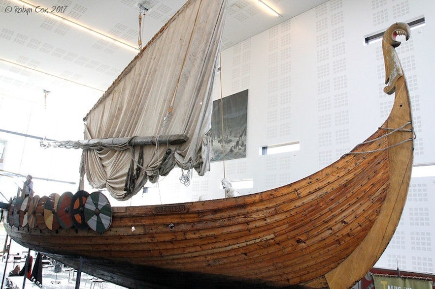 在维京世界博物馆，您可以看到一艘与实物大小相同的维京船复制品 "冰岛人号"（Icelander）。