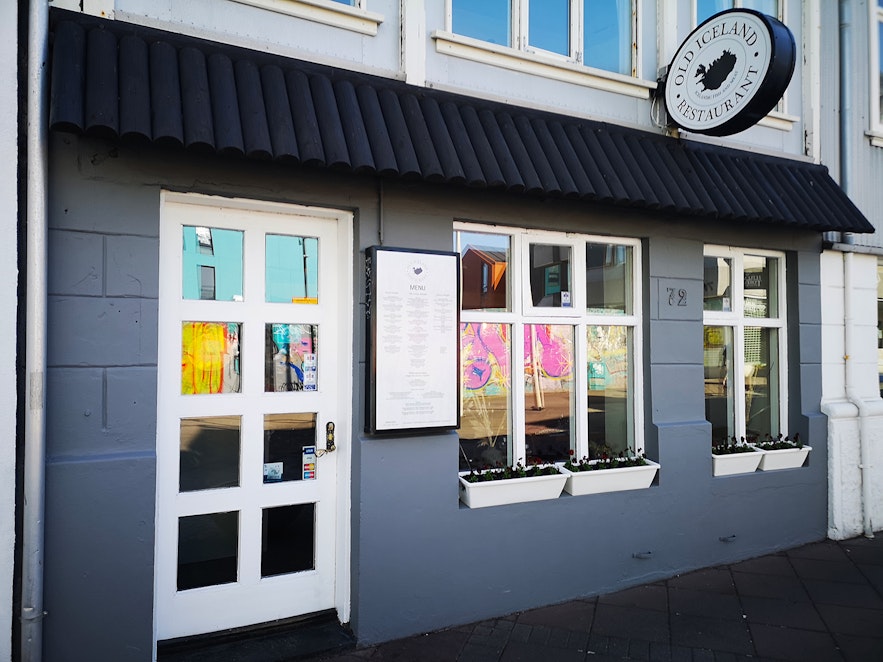 뢰이가베구르에 위치한 올드 아이슬란드 레스토랑은 소박한 재료로 만든 아이슬란드 전통 음식을 제공합니다.