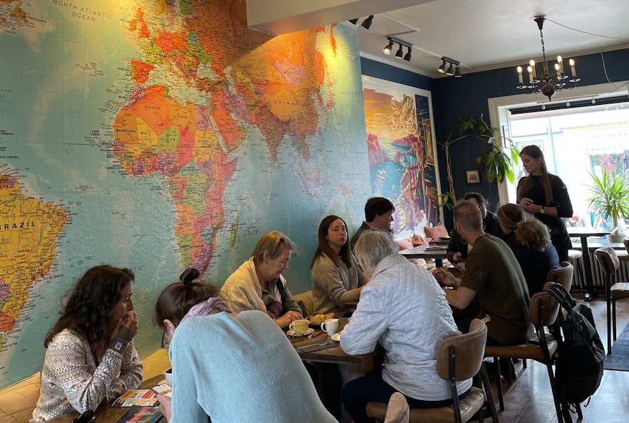 Salka Valka餐厅内部，墙上挂着世界地图和一幅色彩斑斓的图画。
