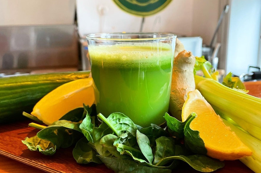雷克雅未克的Mama餐厅提供绿色素食饮料。