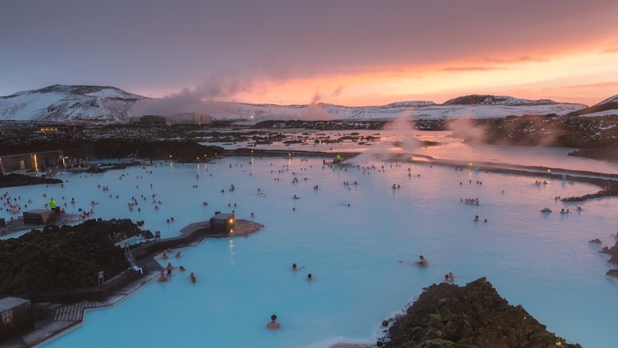 日落时分的冰岛蓝湖温泉