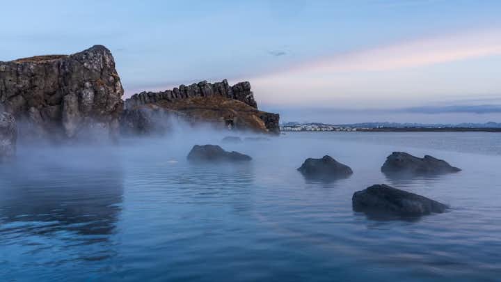 冰岛蓝湖温泉和天空之湖温泉，哪个更值得一去？