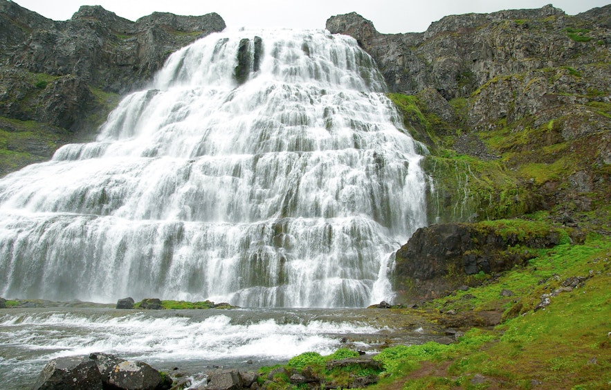 Der Dynjandi-Wasserfall ist eine der spektakulärsten Sehenswürdigkeiten in Island.