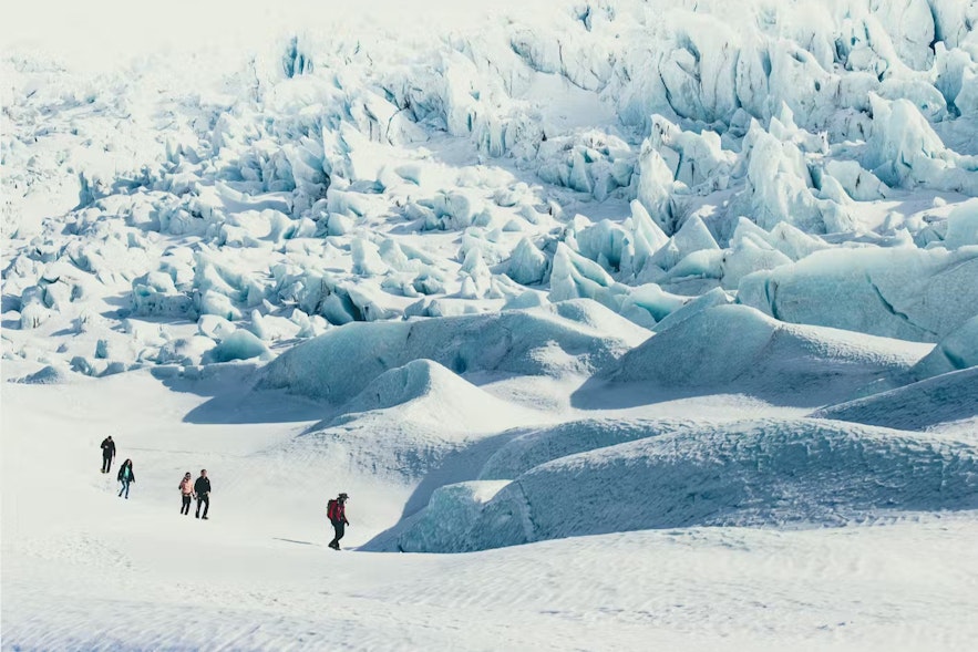 아이슬란드의 빙하에는 이전 화산분출의 흔적으로 빙하에서 띄를 볼 수 있습니다.