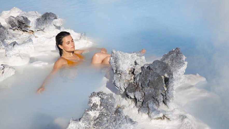 アイスランドのブルーラグーン温泉でリラックスする女性