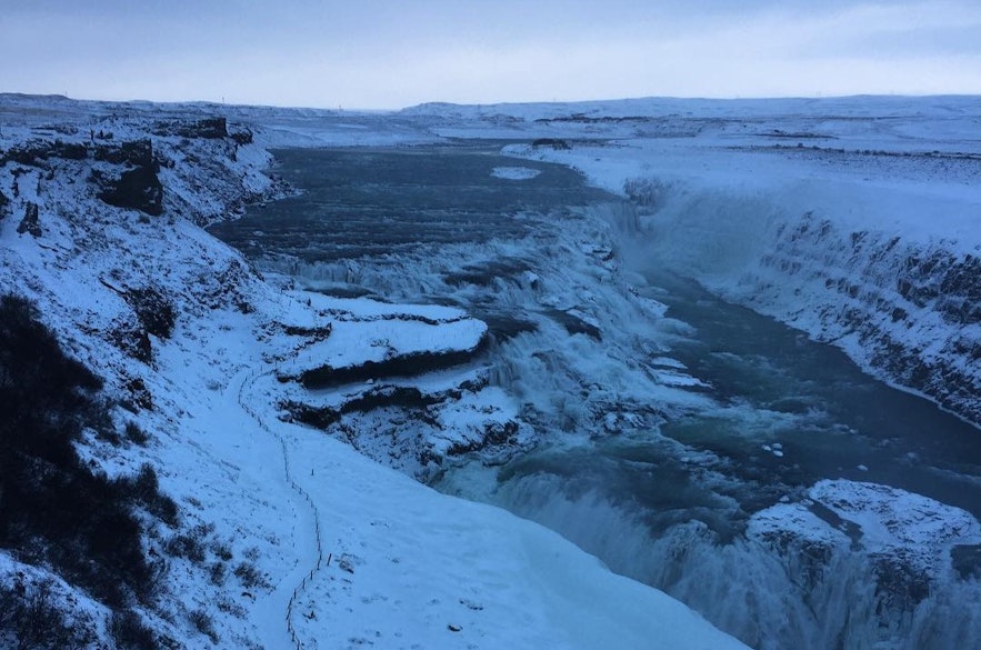 Gullfossvattenfallet på Island täckt av snö