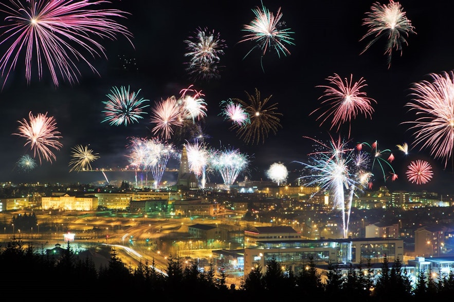Fuochi d'artificio sopra Reykjavik a capodanno, da Perlan a Oskjuhlid