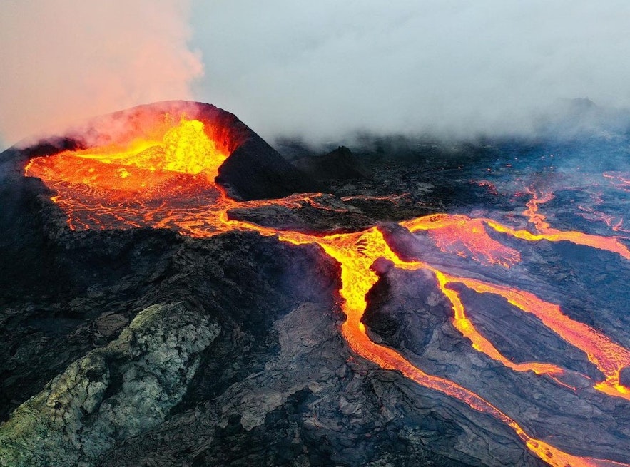 アイスランドで2021年に起きたファグラダルスフィヤル山の噴火とクレーターの様子
