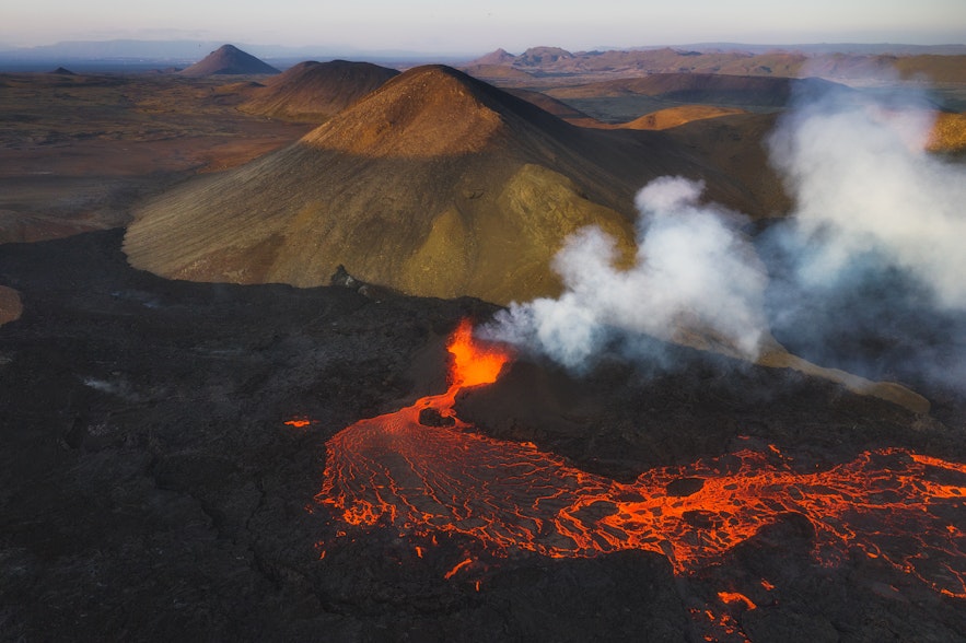 Erupcja kraterowa w Fagradalsfjall w 2022 r. na Islandii.