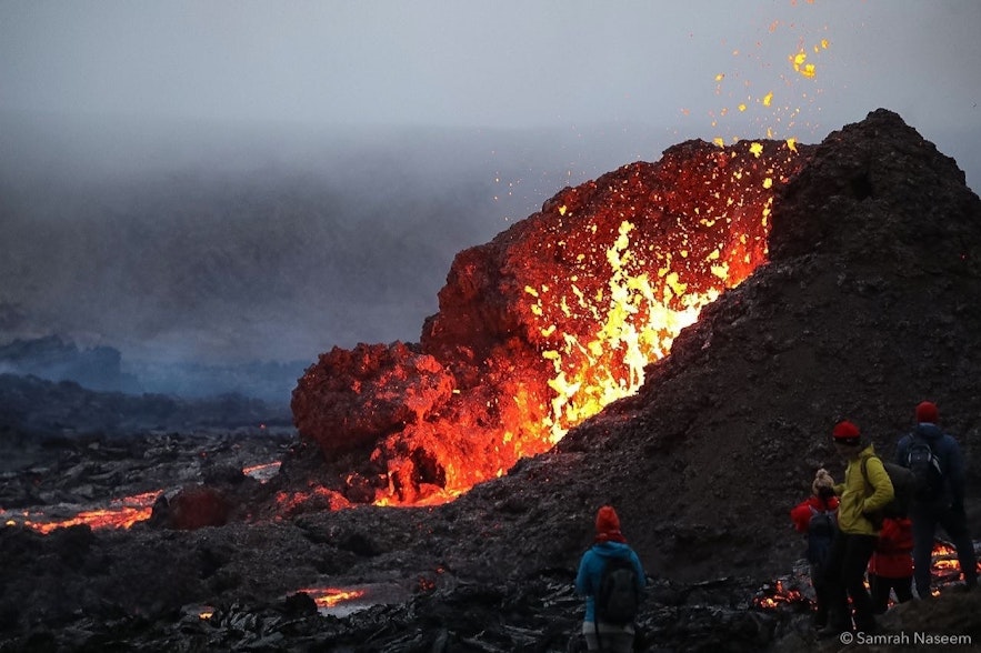 아이슬란드 겔딘가달루르 화산의 분화구에서 불길이 솟구치는 모습