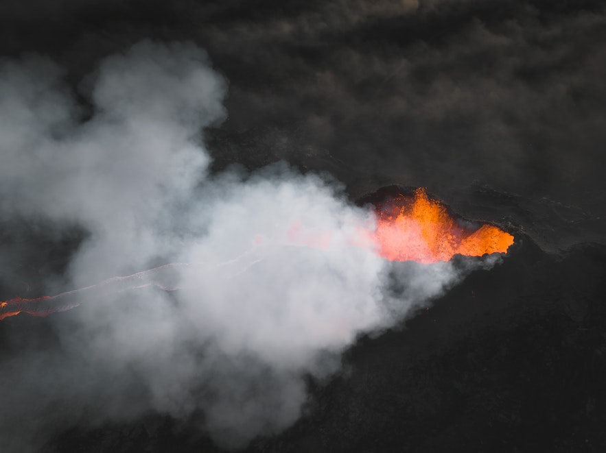 Lawa wydobywająca się z krateru podczas erupcji Litli-Hrutur w 2023 r. na półwyspie Reykjanes na Islandii.