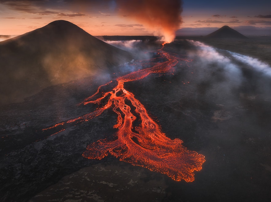 Zdjęcie erupcji wulkanu Litli Hrutur z gazem unoszącym się nad górami Litli-Hrutur na półwyspie Reykjanes na Islandii.