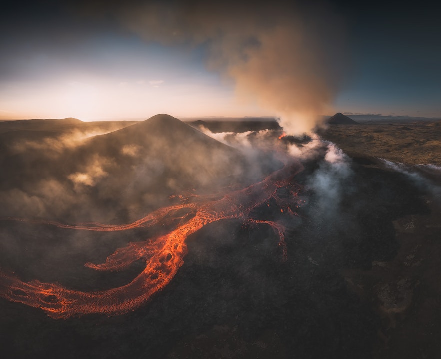 ปล่องภูเขาไฟที่ลิทลิ-ฮรูตูร์จากการปะทุในปี 2023 โดยมีก๊าซพัดปกคลุมภูเขาบนคาบสมุทรเรคยาเนสในไอซ์แลนด์