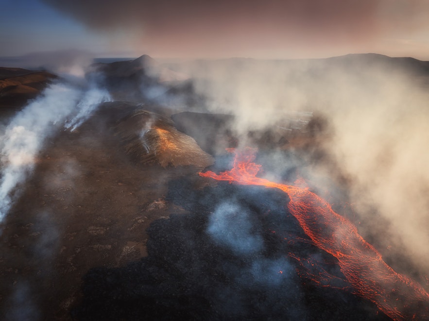 아이슬란드 리틀리-흐루투르 화산 폭발로 가스가 날아가면서 용암이 흐르고 있습니다.