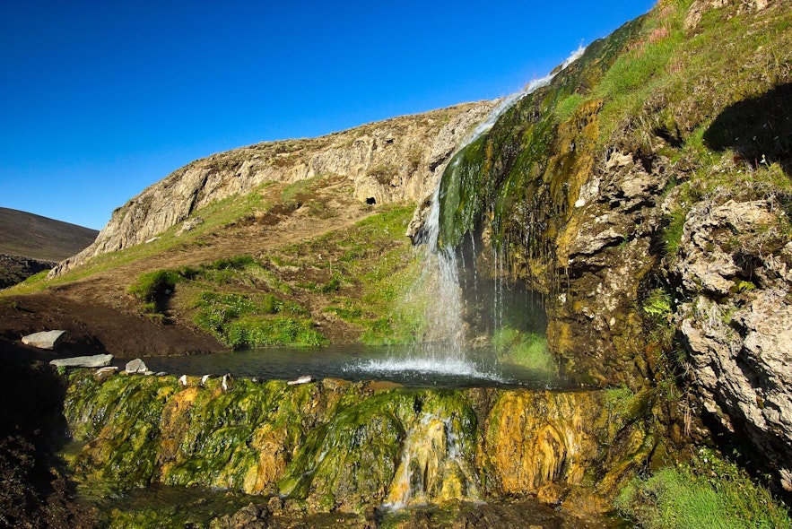 아이슬란드 동부의 뢰이가벨리르 천연 온천 폭포.  여름철이면 인간의 손이 닿지 않은 자연 속에서 온천수 입욕을 즐길 수 있습니다.