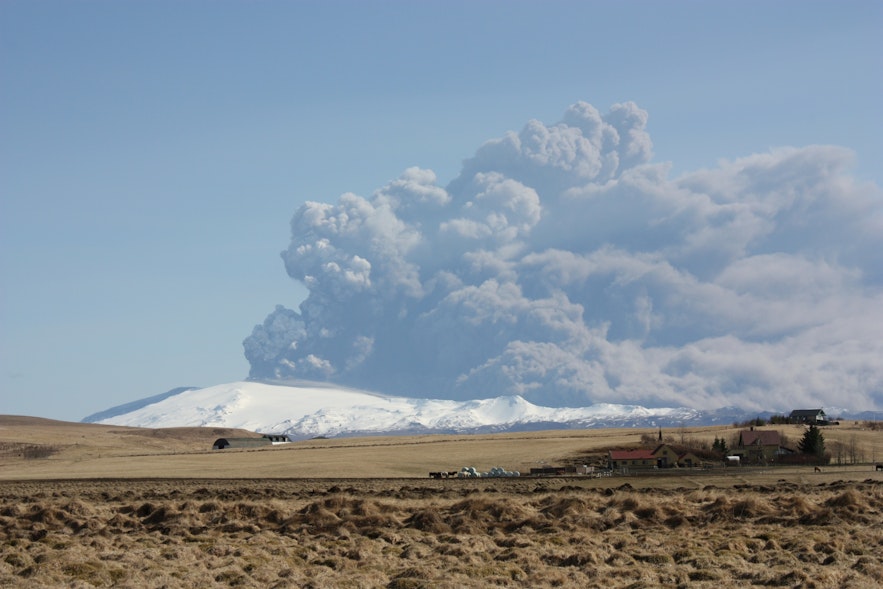 埃亚菲亚德拉火山喷发导致游客滞留。