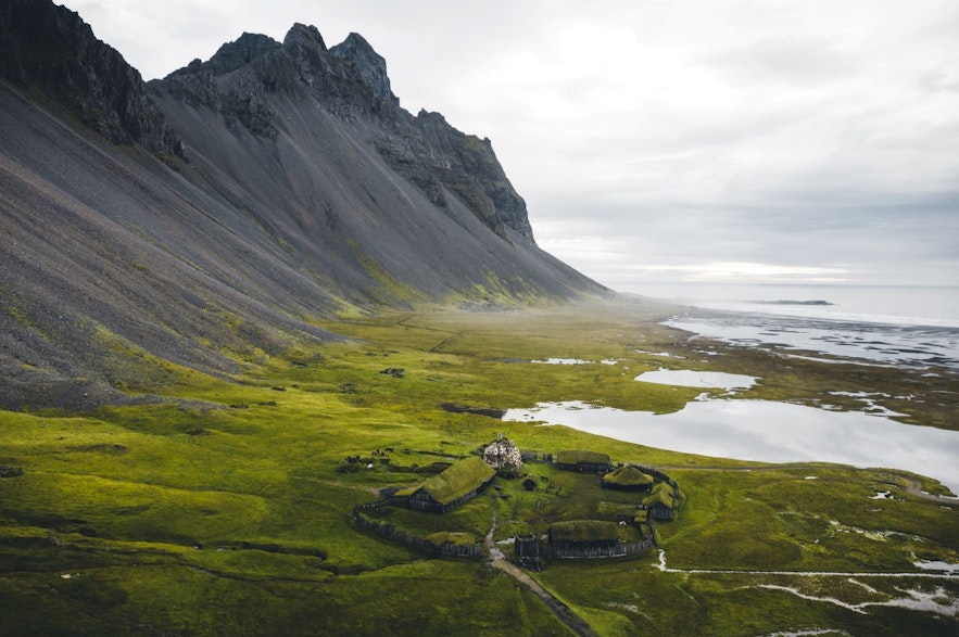 아이슬란드 베스트라호른 산을 배경으로 한 바이킹 마을 영화 세트장