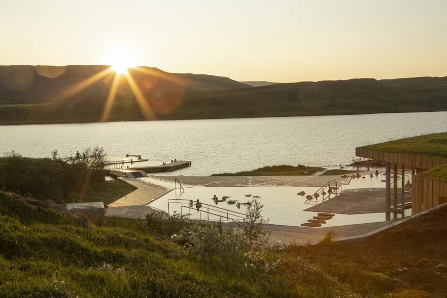 Vök温泉的地热池让您在冰岛的大自然中尽情放松。