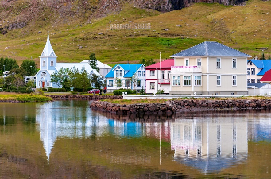 从海上俯瞰冰岛东部的塞济斯菲厄泽（Seyðisfjörður）。