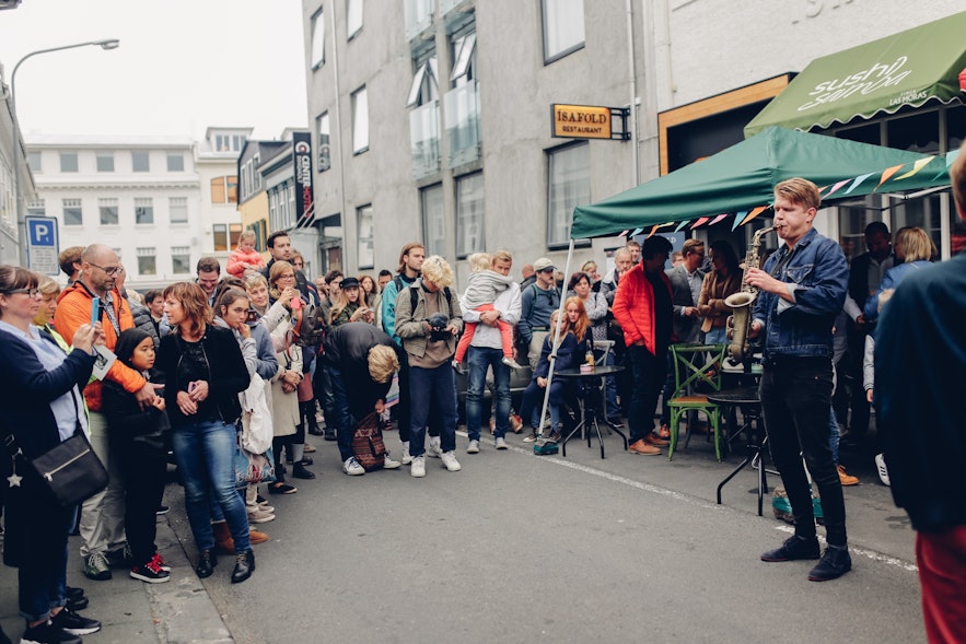 Ein Jazzmusiker auf den Straßen von Reykjavik.