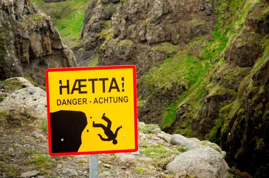 冰岛悬崖边的危险标识