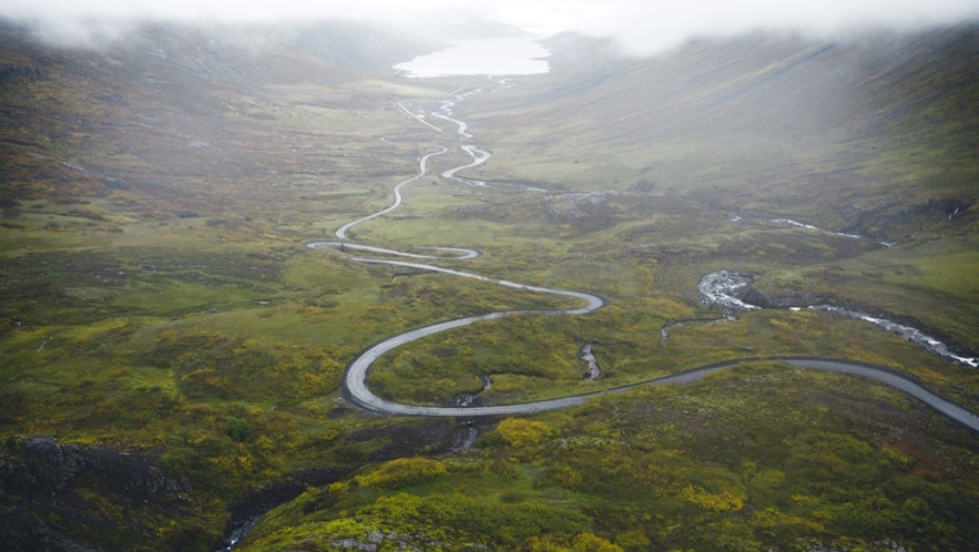 位于冰岛乡村一侧的一条蜿蜒的山路。