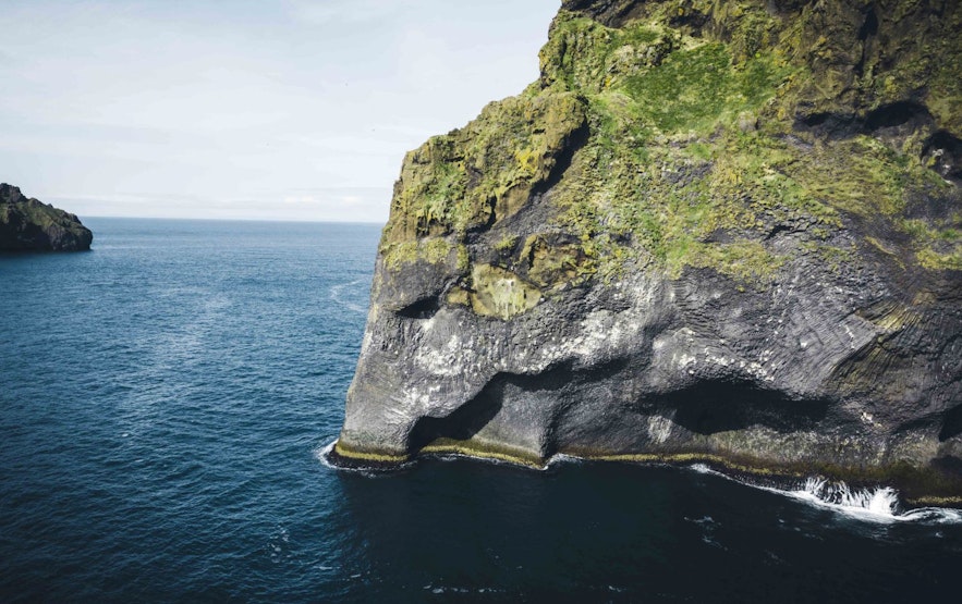 从海面上可以看到西人岛的悬崖峭壁，其中最著名的是大象石。