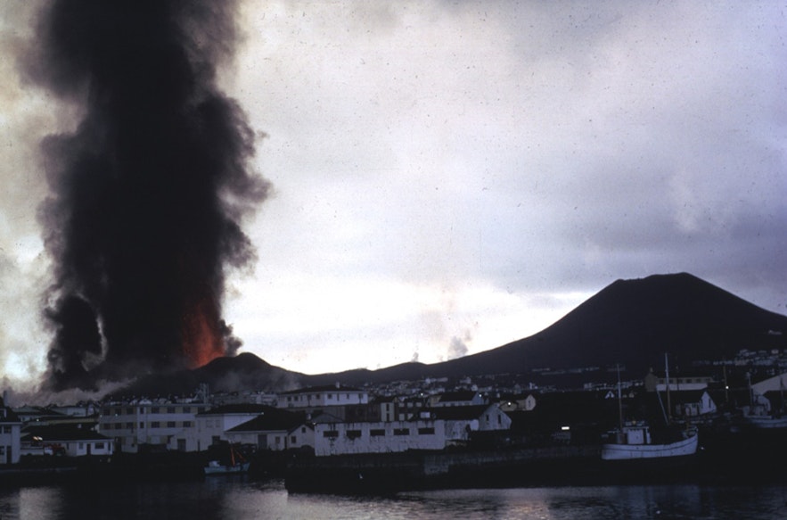 1973年Eldfell火山爆发导致大规模疏散，改变了西人岛的生活。