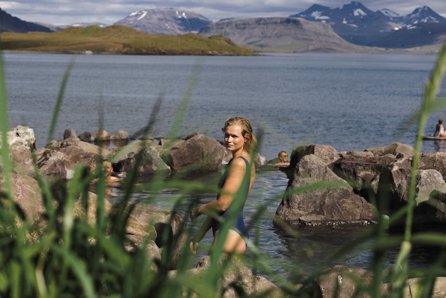 在Hvammsvik温泉沐浴的人们。