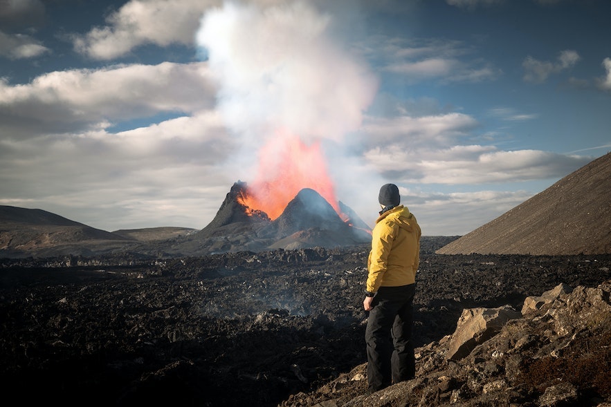 一名男子凝望着法格拉达尔火山（Fagradalsfjall） 。