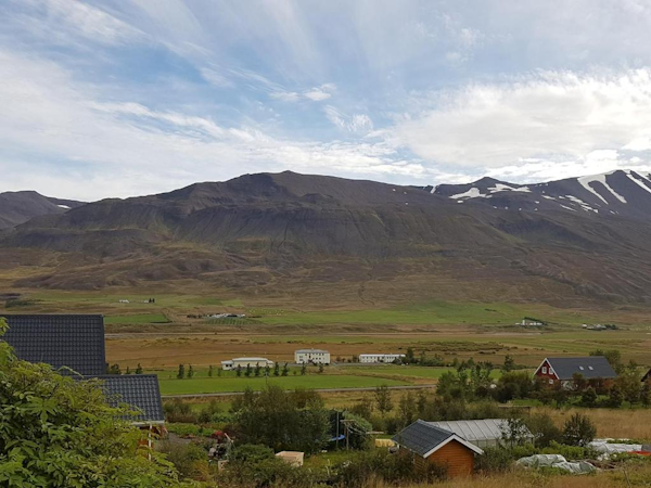 Husabakki Guesthouse is set amid a tranquil rural area near Dalvik in North Iceland.