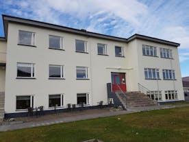 Husabakki Guesthouse to dawna szkoła z internatem, która przekształciła się w pensjonat w północnej Islandii.