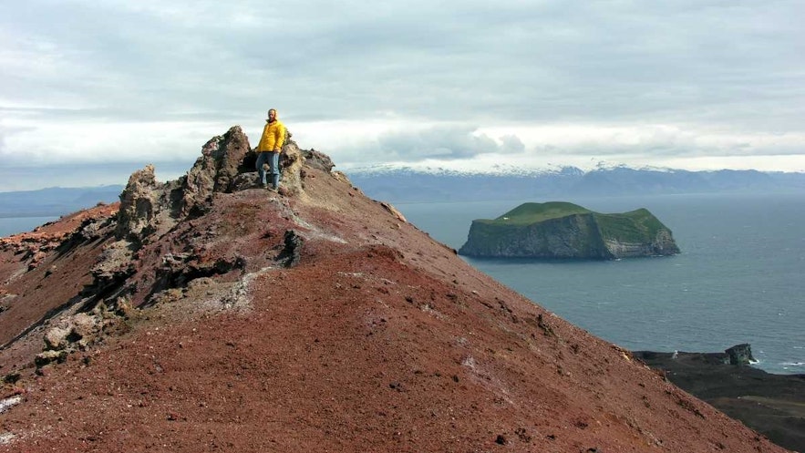 徒步登上西人岛的Eldfell火山顶是当地最值得做的事情之一，在那里可以俯瞰群岛的壮丽景色。