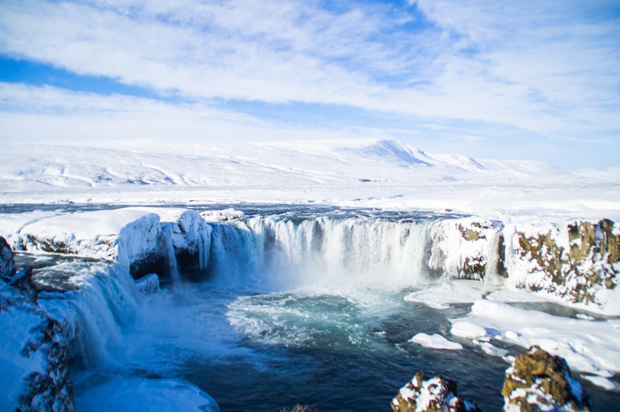 冰岛的瀑布在冬季呈现出另一种姿态