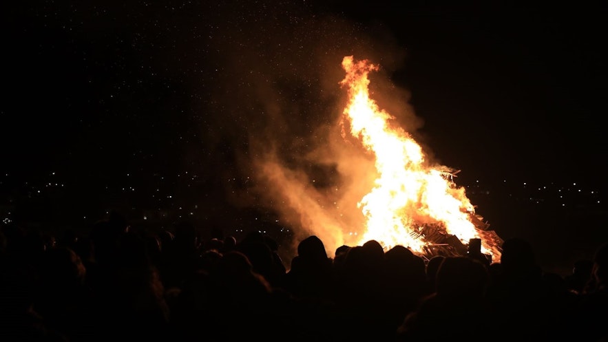 许多当地人在圣诞节的最后一天参加篝火晚会