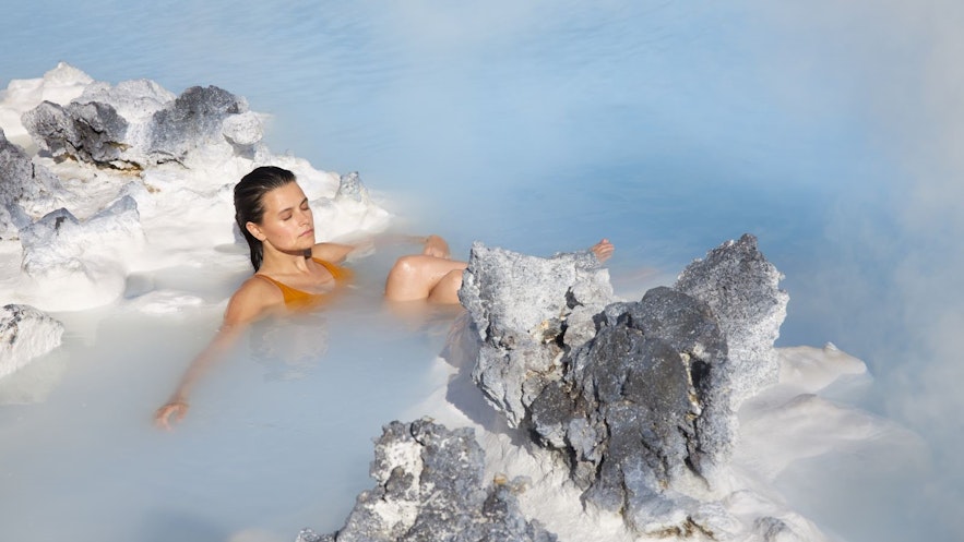 Auch im kalten Februar kannst du das wunderbar warme Wasser der Blauen Lagune genießen