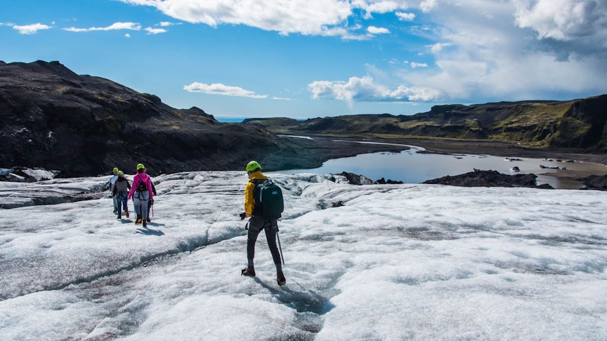 Glacier hiking is one of th빙하 하이킹은 아이슬란드에서 가장 흥미로운 경험 중 하나입니다.e most exciting experiences in Iceland