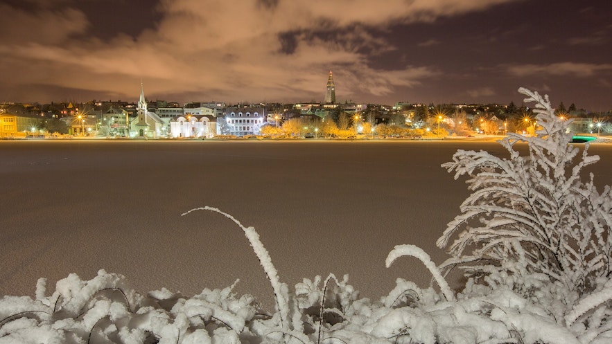 Пруд Тьёднин в Рейкьявике зимой очень красив.