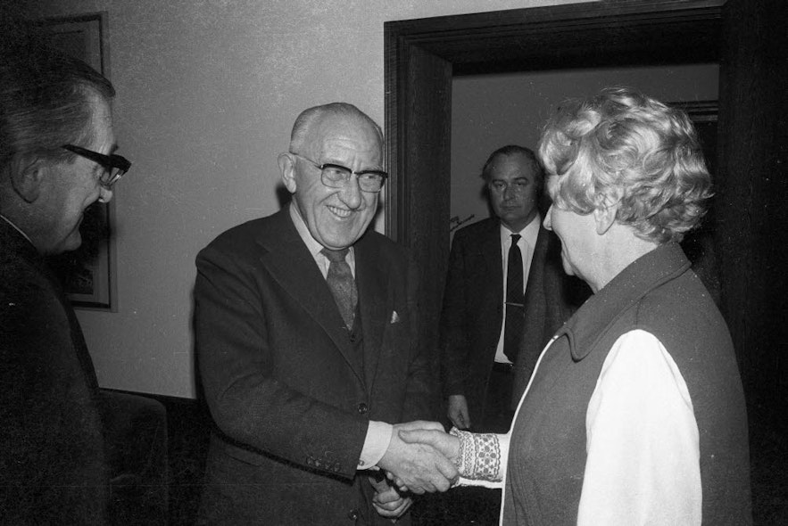 Halldór Laxness and Mayor Ida Hinz, attending a reading in the Kennedyhaus.