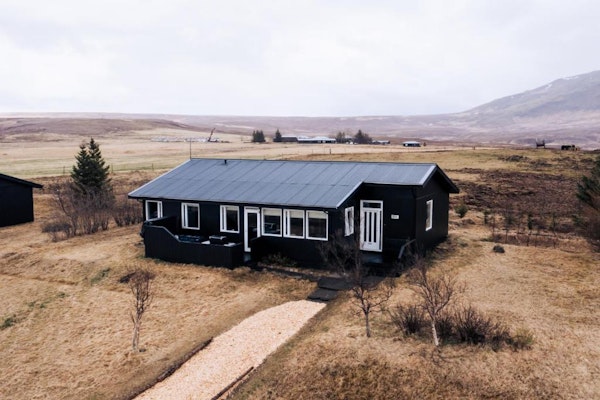 An outdoor image of the cozy Golden Circle Luxury Cottages.