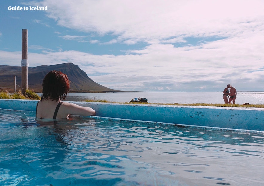 I fiordi occidentali hanno molte piscine belle.