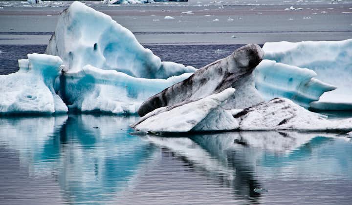 Capture the frozen beauty of Jokulsarlon glacier lagoon.