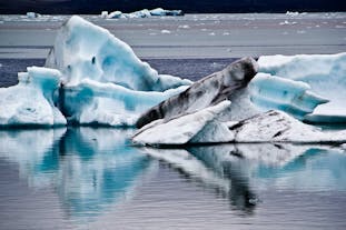 Capture the frozen beauty of Jokulsarlon glacier lagoon.