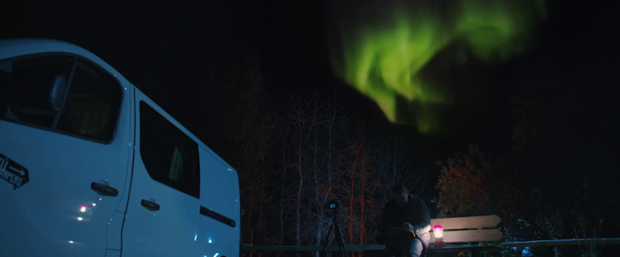 Zorza polarna tańczy nad filipińskimi turystami na Islandii.