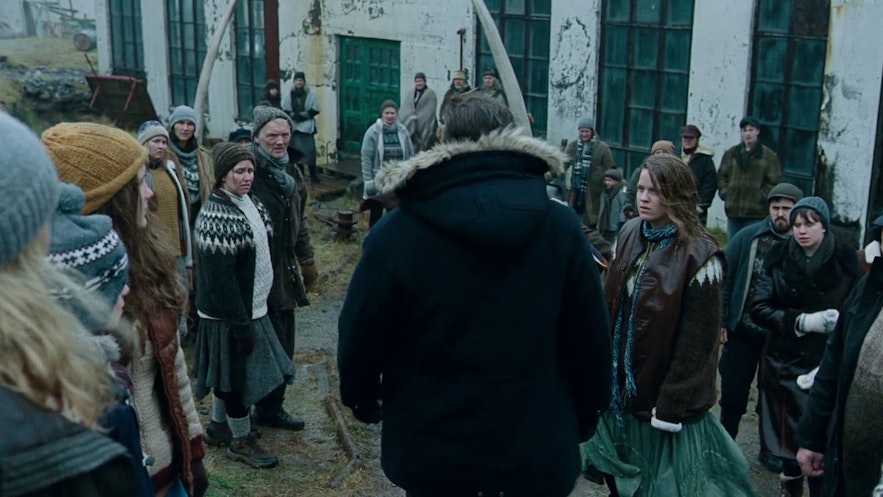 영화 '저스티스 리그'는 웨스트피오르에서 촬영한 이 장면에서 아이슬란드 사람들을 엑스트라로 활용했습니다.