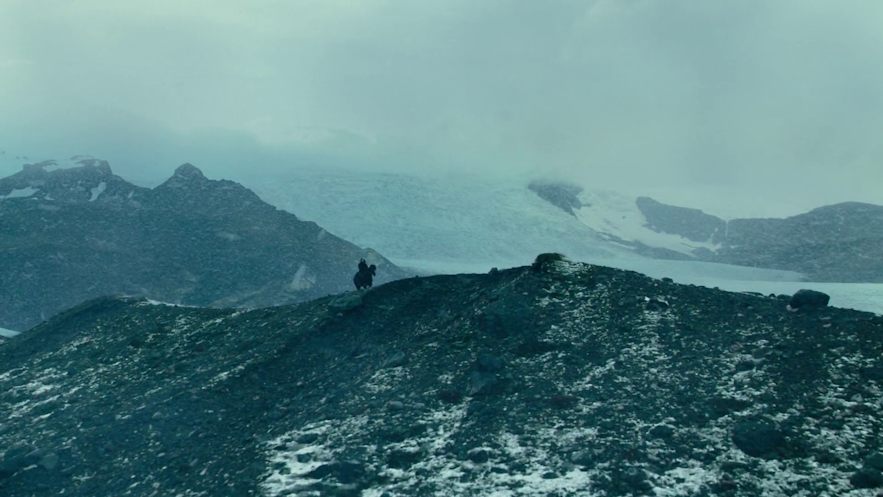 말을 타고 아이슬란드의 퍌스요쿨 빙하를 가로지르는 브루스 웨인