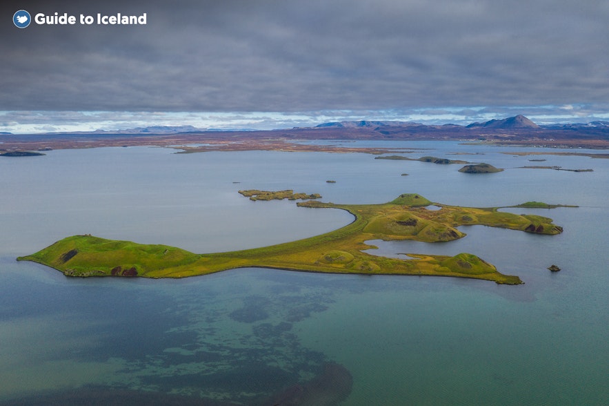 아이슬란드 북부에 위치한 여름철 미바튼 호수
