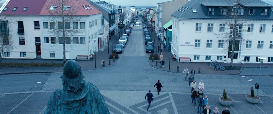 Początek sceny pościgu w Reykjaviku w filmie „Gniewne Psy”.