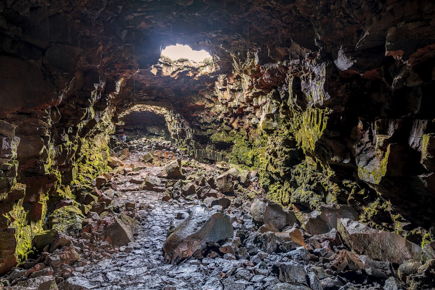 뢰이파르홀스헬리르 용암 동굴은 탐험하기에 매력적인 곳입니다.